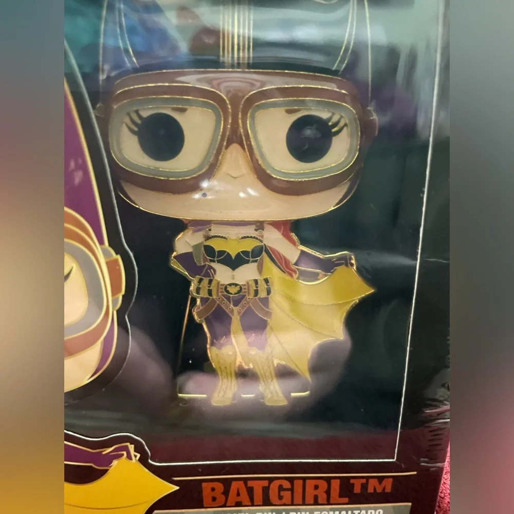 Funko Pop! BATGIRL Enamel Pin - Picture 3 of 7